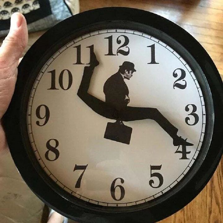 Horloge murale Silly Walk