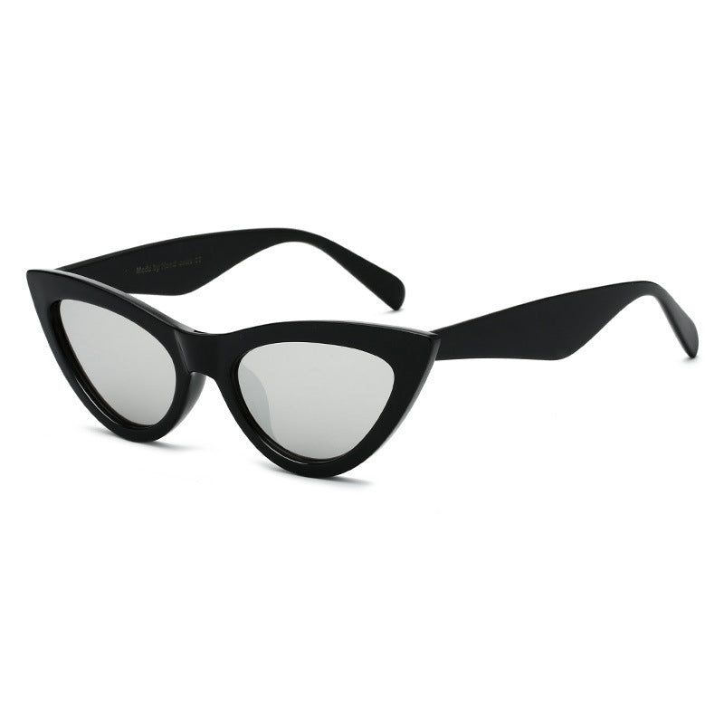 Gluschwein - Stylische Cat-Eye-Sonnenbrille Silberne Linse mit schwarzem Rahmen