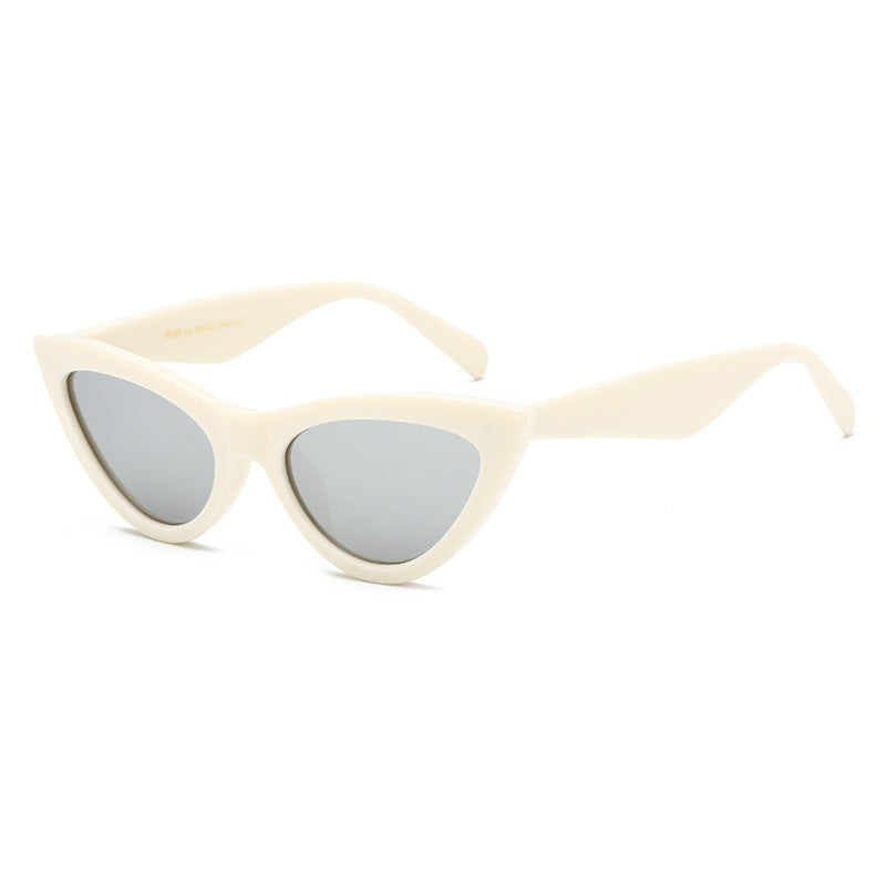 Gluschwein - Stylische Cat-Eye-Sonnenbrille Silberne Linse mit beigem Rahmen