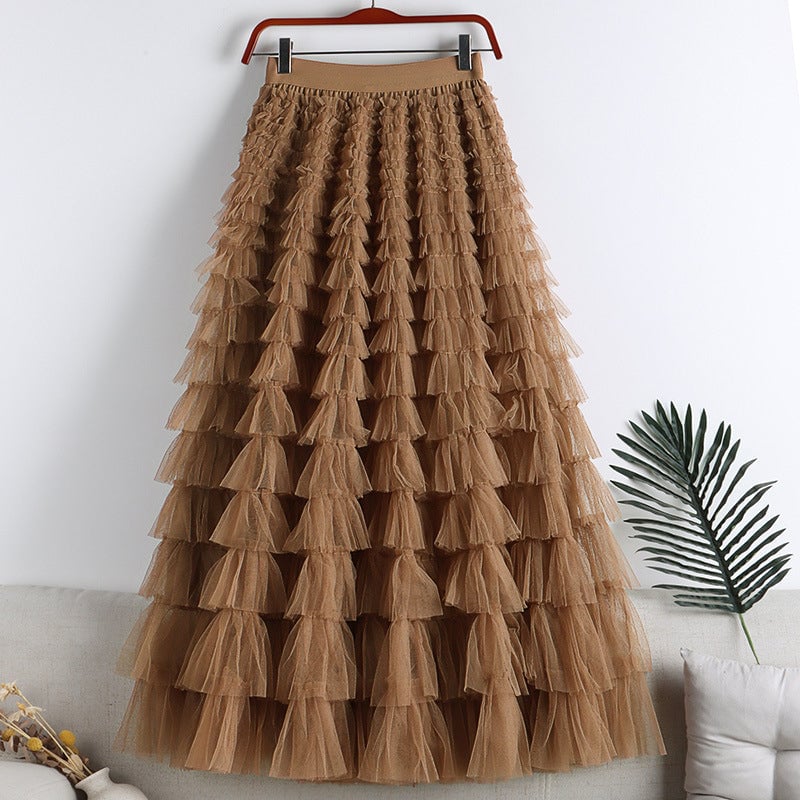 Soyez votre propre reine de la ville avec cette jupe longue en tulle avec ceinture élastique à plusieurs niveaux