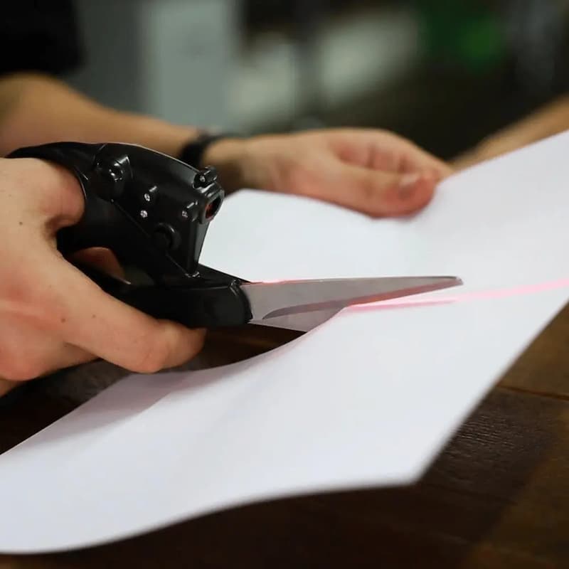 Tijeras láser: tijeras profesionales con guía láser: tijeras de precisión para tela, papel y cartón.