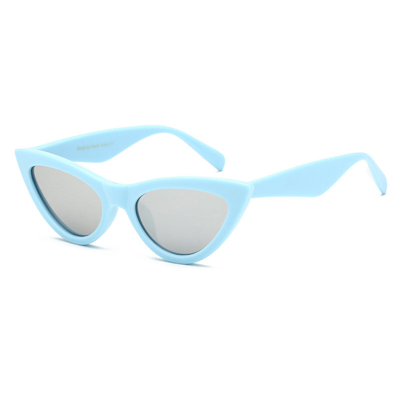Gluschwein - Stylische Cat-Eye-Sonnenbrille Silberne Linse mit blauem Rahmen