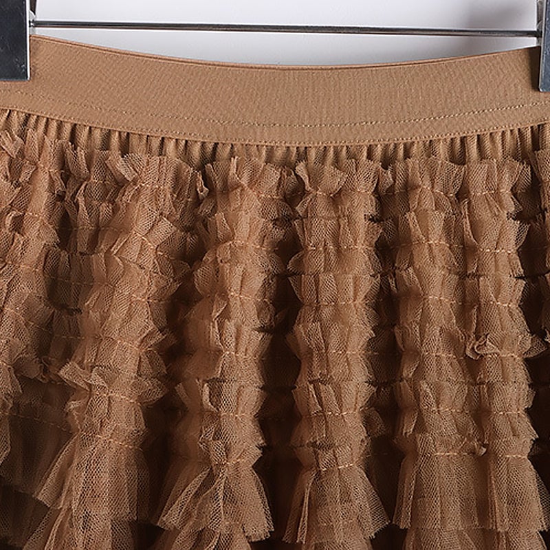 Soyez votre propre reine de la ville avec cette jupe longue en tulle avec ceinture élastique à plusieurs niveaux