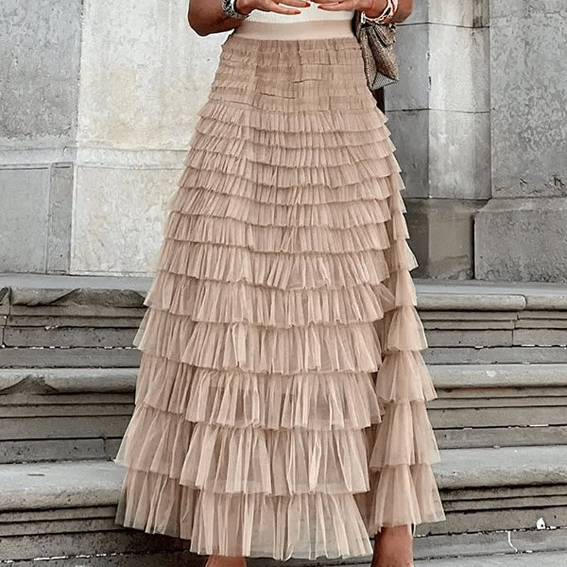 Soyez votre propre reine de la ville avec cette jupe longue en tulle avec ceinture élastique à plusieurs niveaux