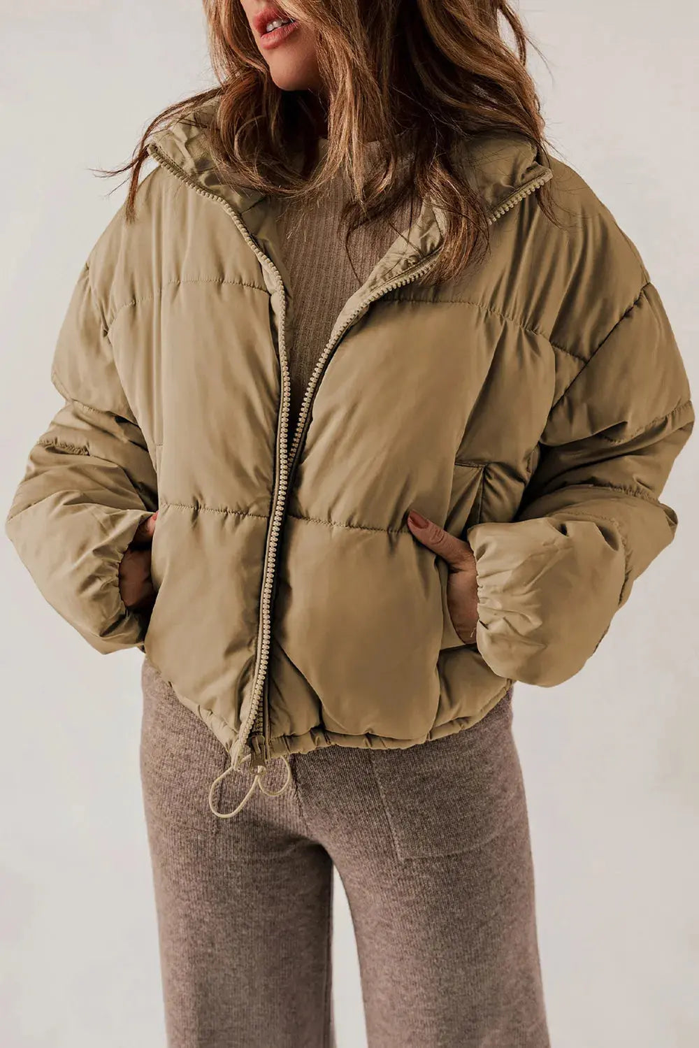 Schicker, länglicher Mantel mit Kragen und Reißverschluss für stylisches Layering