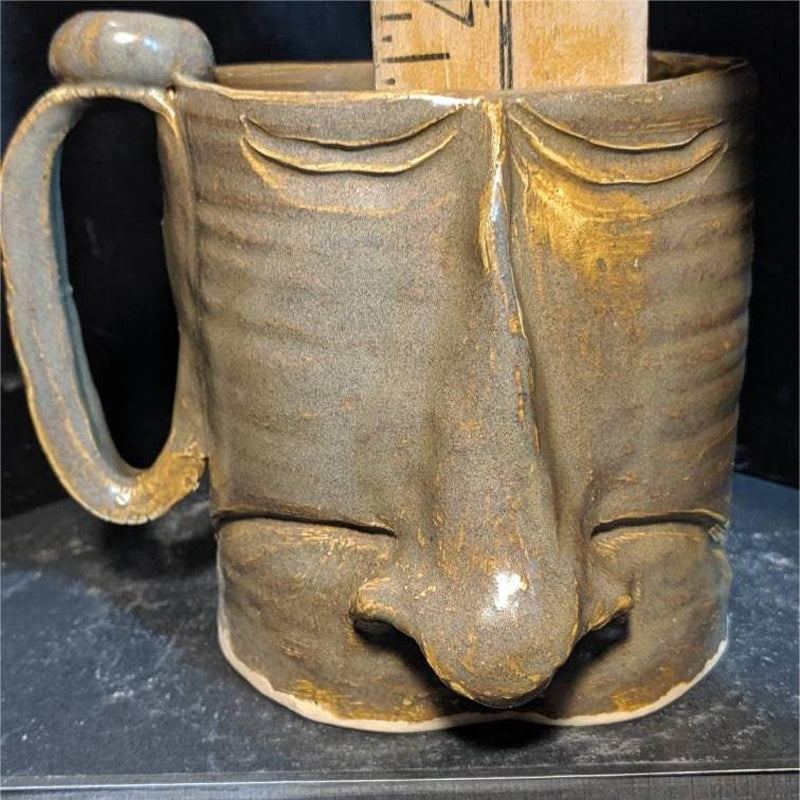 Gluschwein - Gesichtsbecher mit Mund und Zähnen auf der Unterseite