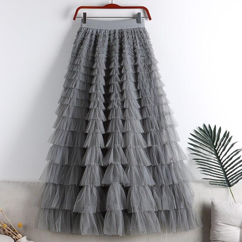 Soyez votre propre reine de la ville avec cette jupe longue en tulle avec ceinture élastique à plusieurs niveaux