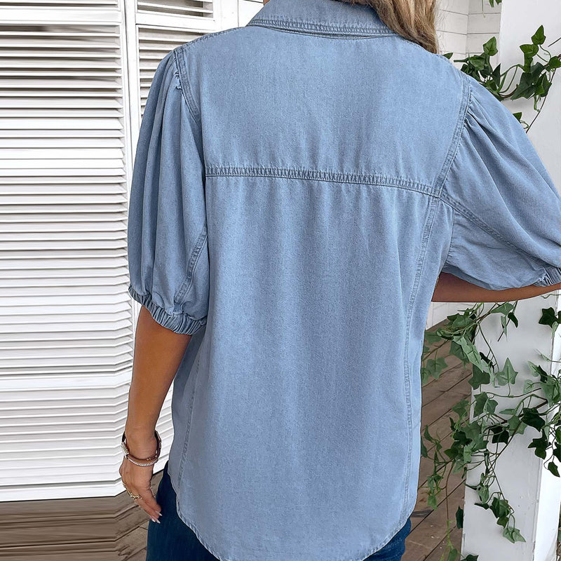 Gluschwein - Hellblaue Bluse mit halblangem Hemdkragen und Knöpfen