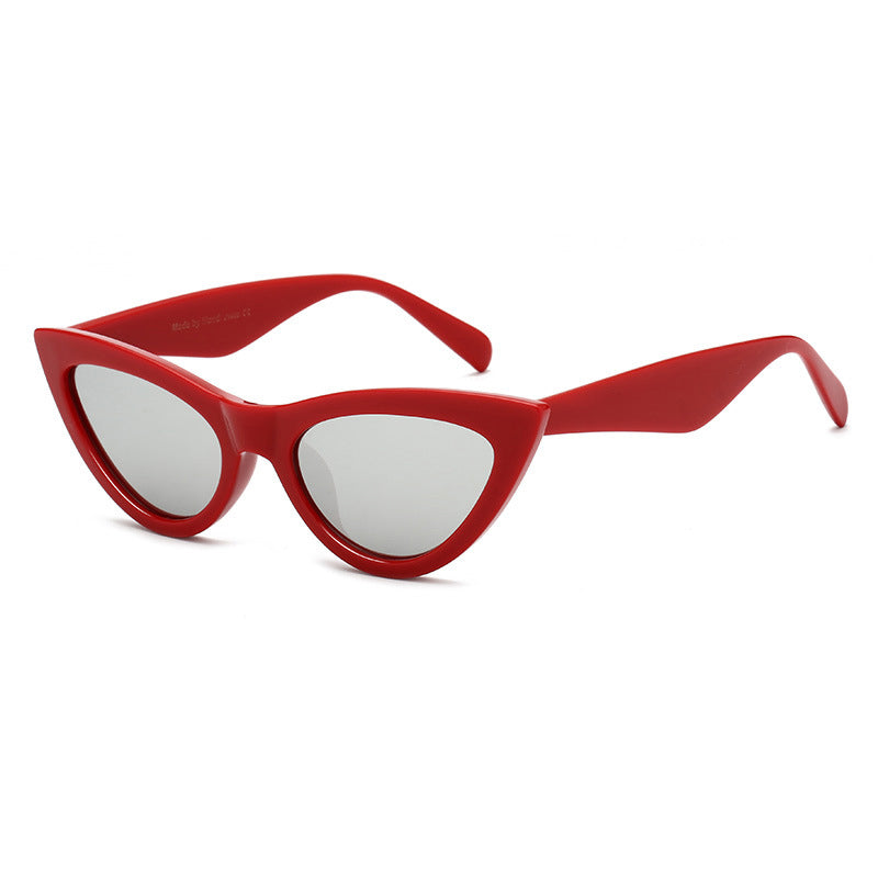Gluschwein - Stylische Cat-Eye-Sonnenbrille Silberne Linse mit rotem Rahmen