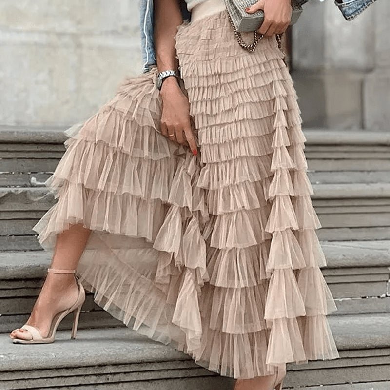 Soyez votre propre reine de la ville avec cette jupe longue en tulle avec ceinture élastique à plusieurs niveaux