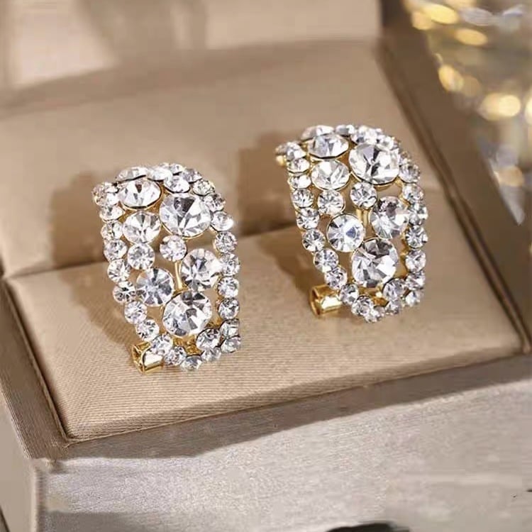 Glänzende Diamantohrringe