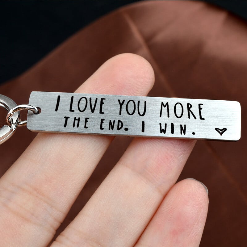 💓 „Am Ende gewinne ich, weil ich dich mehr liebe“ – Lustiger Schlüsselanhänger zum Geburtstag