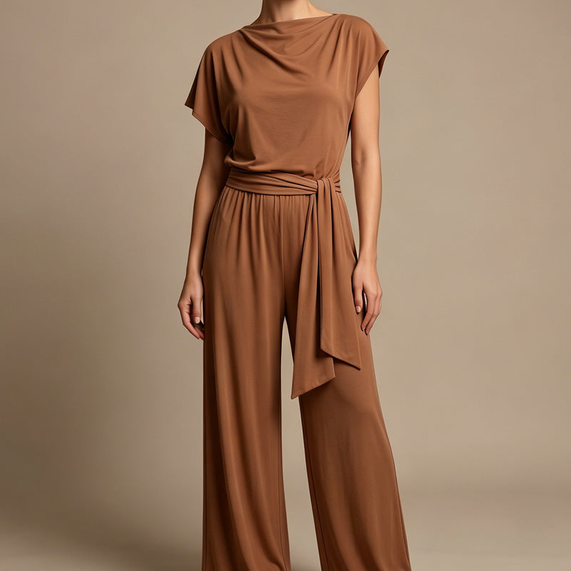 Damenmode: Einfarbiges Set aus asymmetrischem Oberteil und Hose