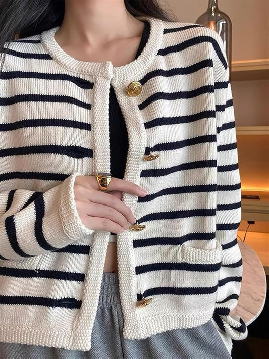 Gemütlicher gestreifter Strickpullover für den Herbst