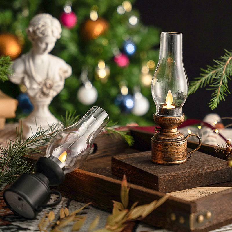 Weihnachtsdekoration im Retro-Stil mit leuchtender elektronischer Petroleumlampe