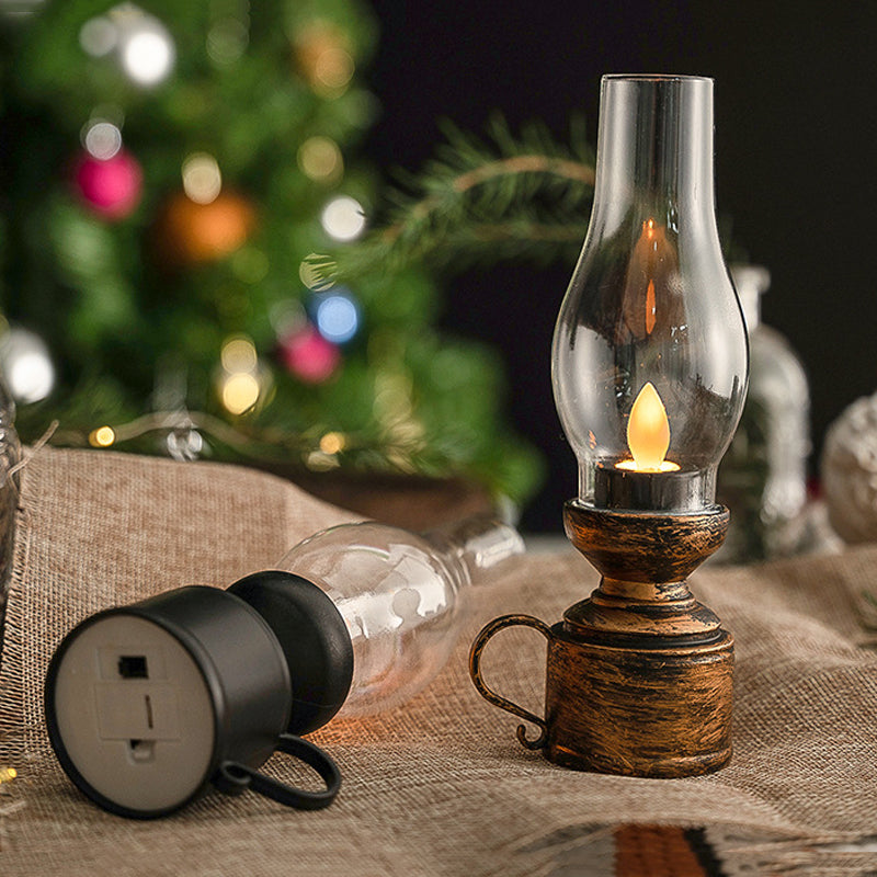 Weihnachtsdekoration im Retro-Stil mit leuchtender elektronischer Petroleumlampe