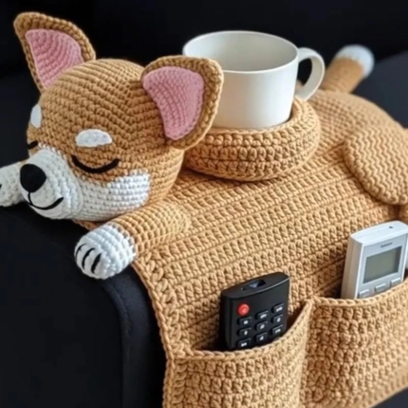 DoggyOrganizer - Gehäkelter Sofa-Organizer Hund — Dein süßer Couch-Begleiter