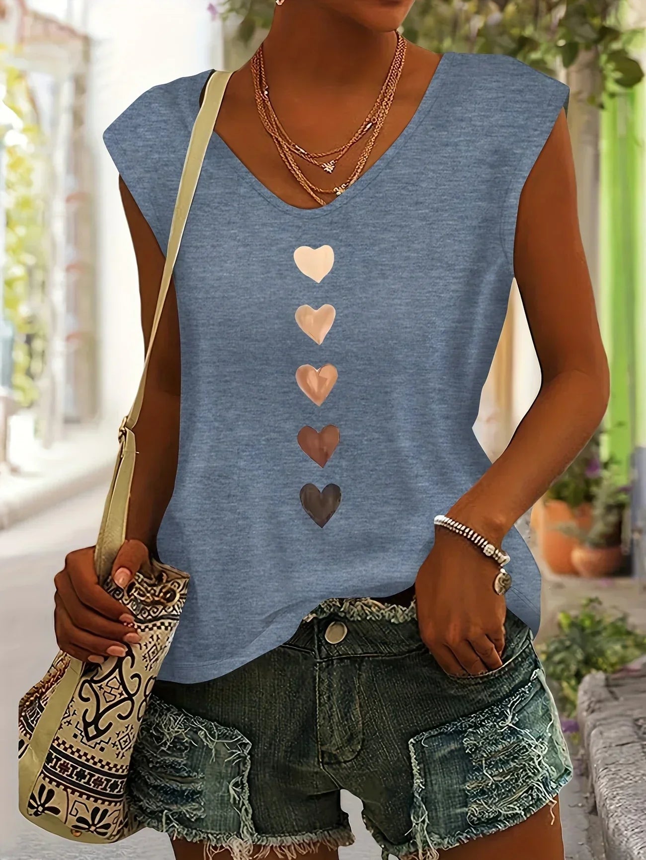 Amouryn | Chemise à imprimé cœur, col en V et légèreté décontractée 