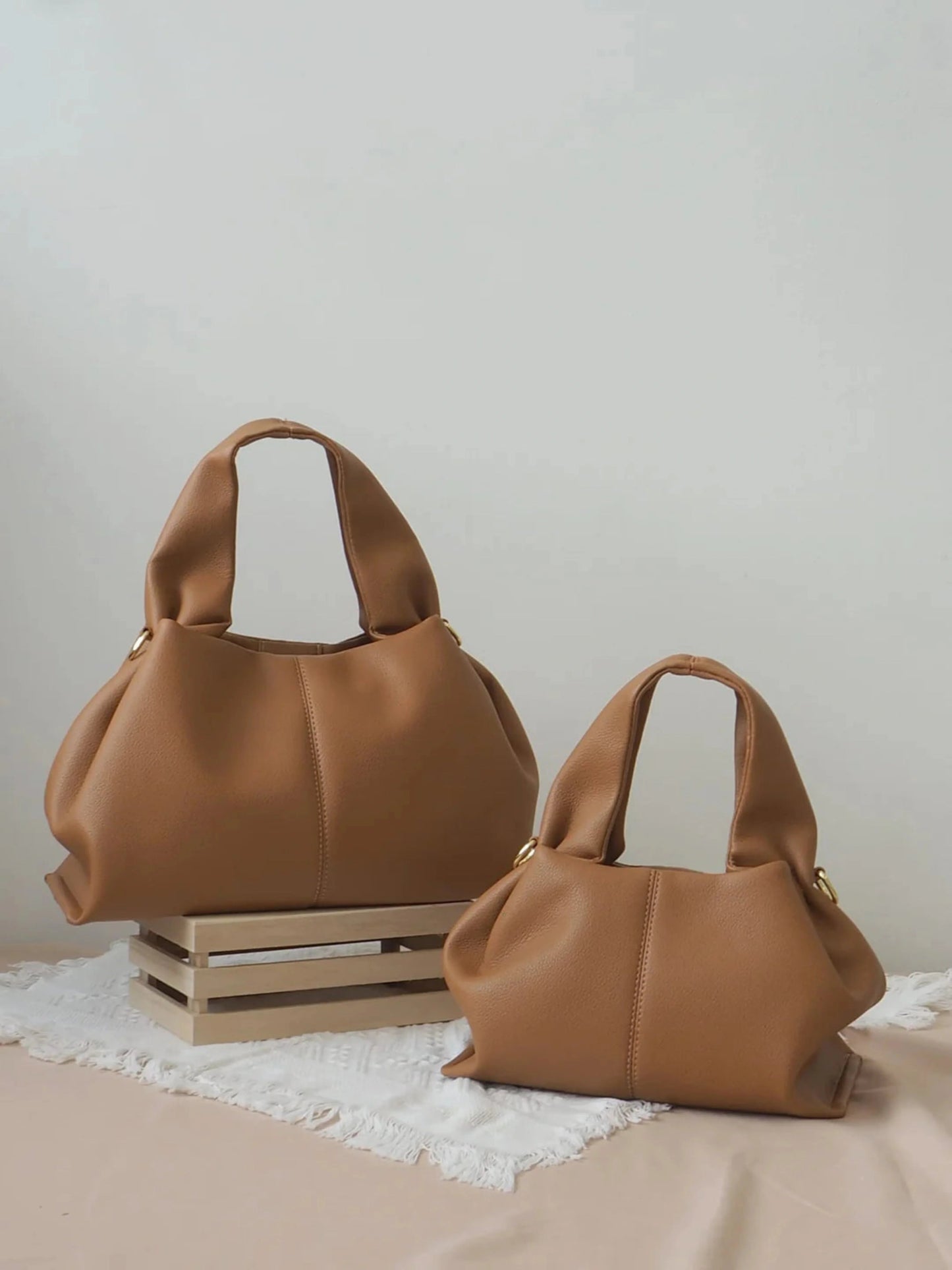 Cloud Pouch Tasche aus Kunstleder | Trendy & vielseitig