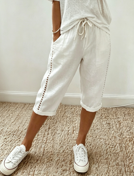 Gluschwein - 🌿 Damen Capri-Sommerhose mit Spitzendetails – Bequem, luftig & mit elastischem Bund!