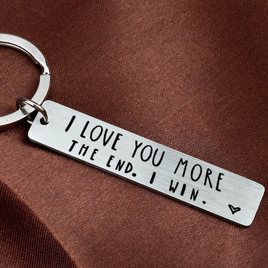 Gluschwein - 💓 „Am Ende gewinne ich, weil ich dich mehr liebe“ – Lustiger Schlüsselanhänger zum Geburtstag