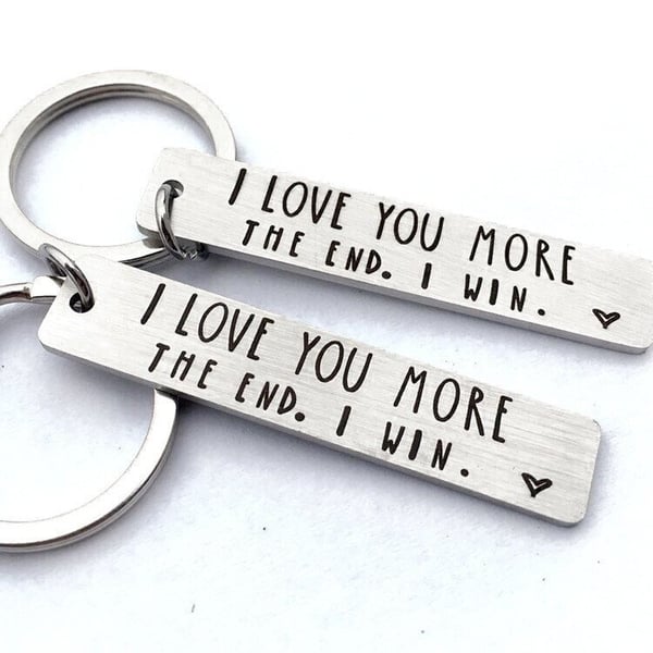 💓 „Am Ende gewinne ich, weil ich dich mehr liebe“ – Lustiger Schlüsselanhänger zum Geburtstag