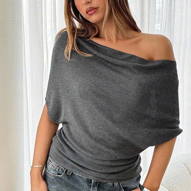 Gluschwein - 👚 🌿 Weiches geripptes Strick-Off-Shoulder-Top mit asymmetrischem Design und Fledermausärmeln. 💖
