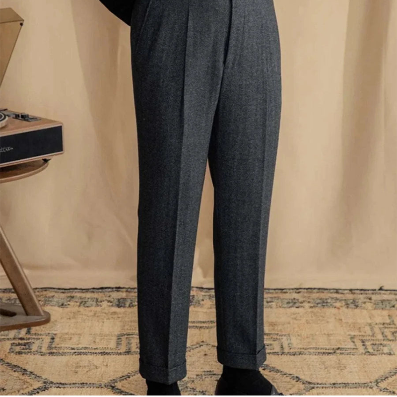 Gluschwein - Herrenhose mit Bundfalten, schmaler Passform und geradem Bein