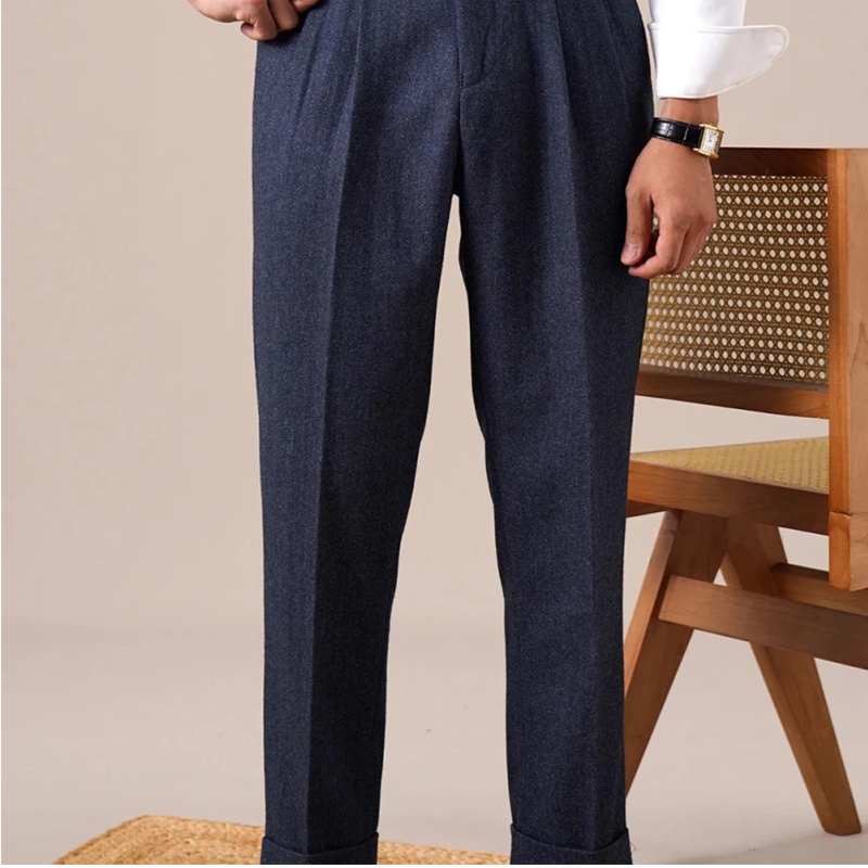 Gluschwein - Herrenhose mit Bundfalten, schmaler Passform und geradem Bein