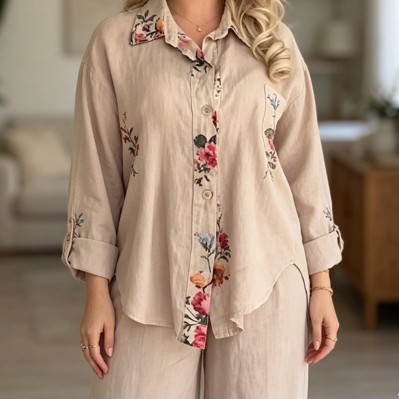 Set aus einem locker sitzenden Damenhemd und einer Hose mit weitem Bein
