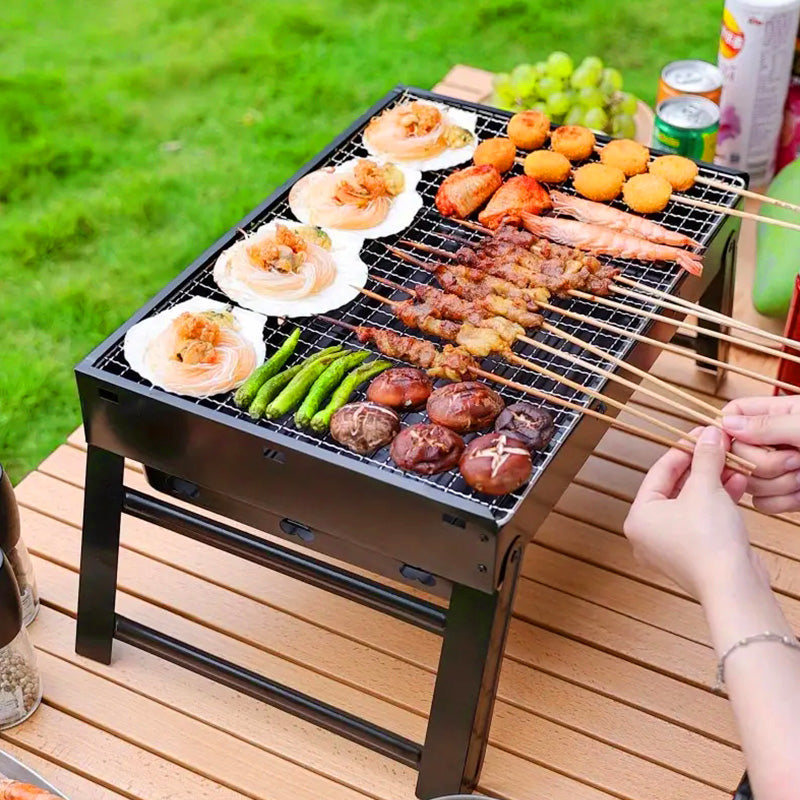 Gluschwein - 🍖 SPARE 50% 🏕️ Faltbarer tragbarer Grill mit Schublade & Ständer – Kompakt, stabil & perfekt für Camping, Garten & Balkon ✨
