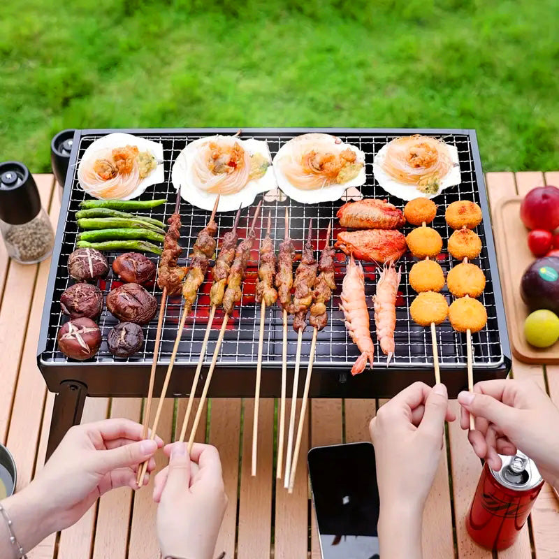 Gluschwein - 🍖 SPARE 50% 🏕️ Faltbarer tragbarer Grill mit Schublade & Ständer – Kompakt, stabil & perfekt für Camping, Garten & Balkon ✨