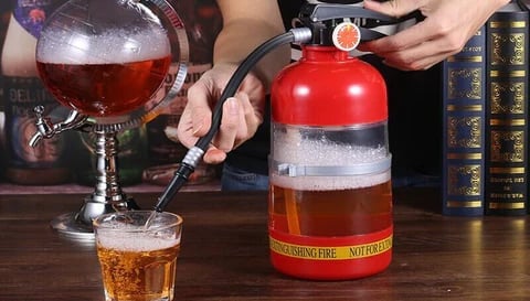 Gluschwein - 🧯 Feuerlöscher-Bierspender 2L ✨ Einzigartiges Design, Lebensmittelechtes Acryl, Handdruck-System, Ideal für Party & Bar