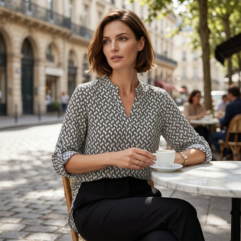 Gluschwein - 👚 50% RABATT! 🌞 NEU: Sommerkollektion – Damen Bluse mit geometrischem Print & V-Ausschnitt – lockere Passform, leicht & vielseitig – perfekt für warme Tage und kreative Looks ✨