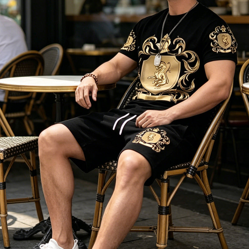 👕 JETZT 50 % RABATT! 👑 Herren-T-Shirt- und Shorts-Set mit Goldwappen-Print – Stylisch, atmungsaktiv und perfekt für lässige Sommertage oder sportliche Looks 🩳