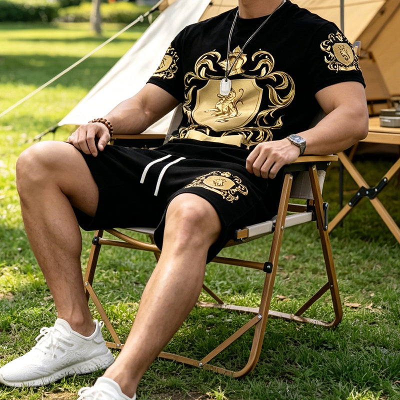 👕 JETZT 50 % RABATT! 👑 Herren-T-Shirt- und Shorts-Set mit Goldwappen-Print – Stylisch, atmungsaktiv und perfekt für lässige Sommertage oder sportliche Looks 🩳
