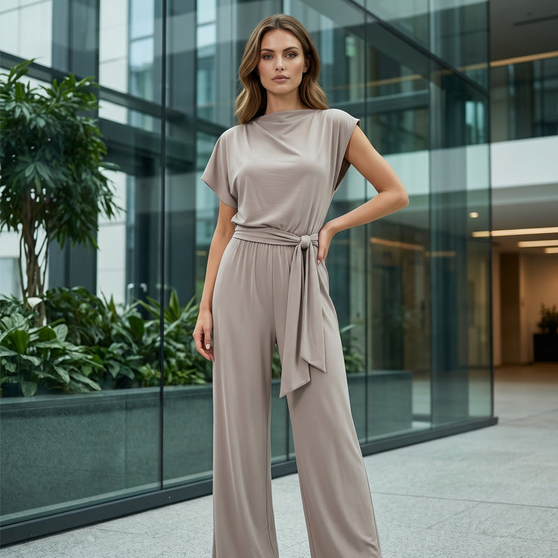 Damenmode: Einfarbiges Set aus asymmetrischem Oberteil und Hose