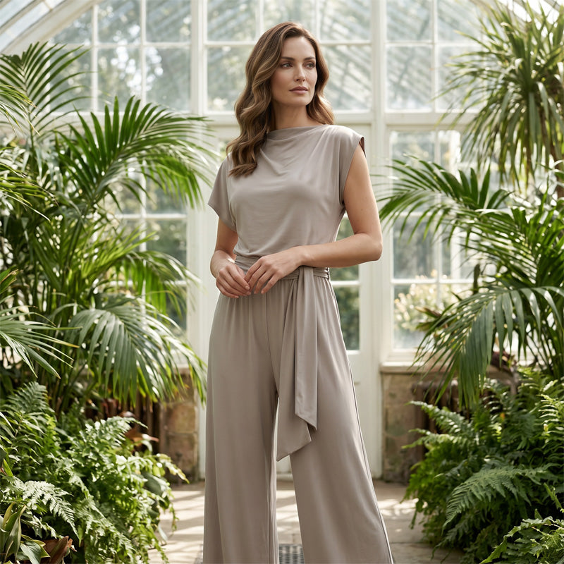 Damenmode: Einfarbiges Set aus asymmetrischem Oberteil und Hose
