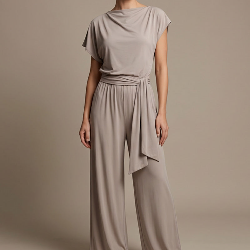 Damenmode: Einfarbiges Set aus asymmetrischem Oberteil und Hose