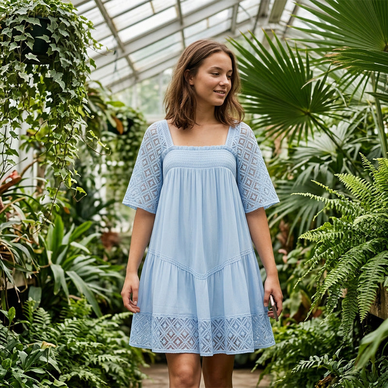 Damenkleid mit Karree-Ausschnitt und Smokdetails