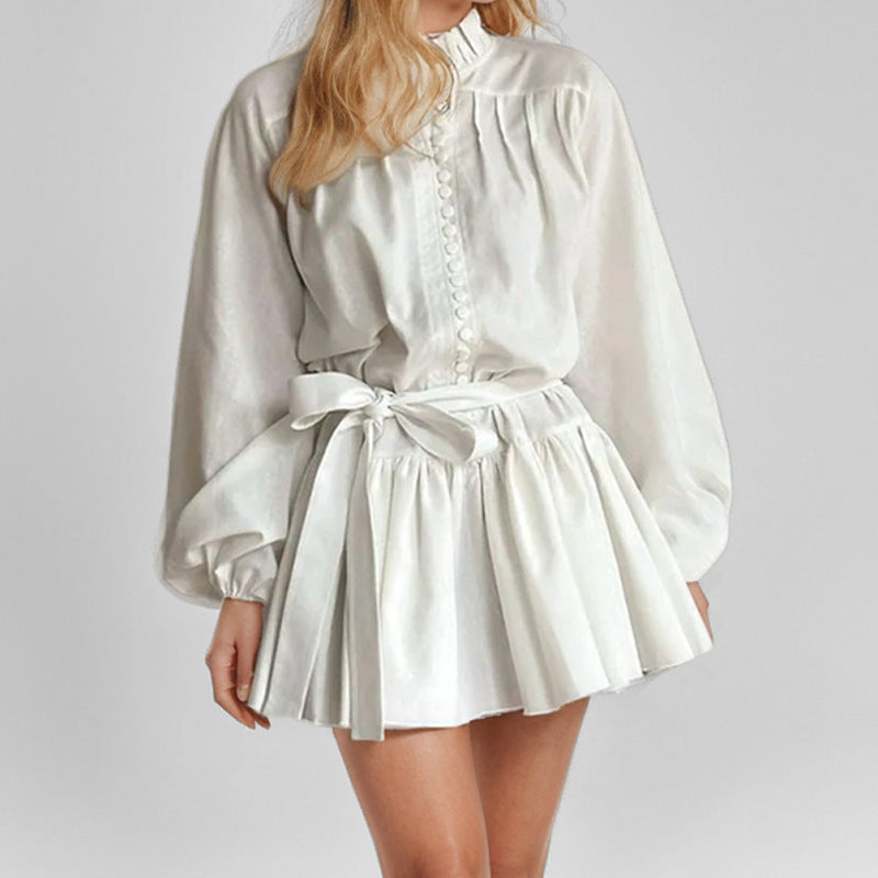 Elegantes A-Linien-Minikleid mit hohem Kragen und Laternenärmeln