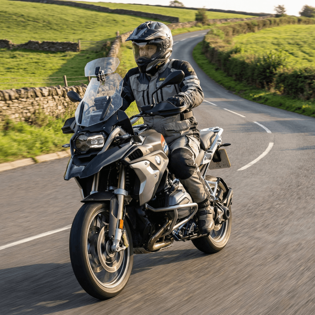 ❄️Summerfresh 50% Rabatt!🏍️Verstellbarer Motorrad-Windabweiser – Universeller Windschutzscheibenspoiler gegen Helmvibrationen, Windgeräusche und Turbulenzen