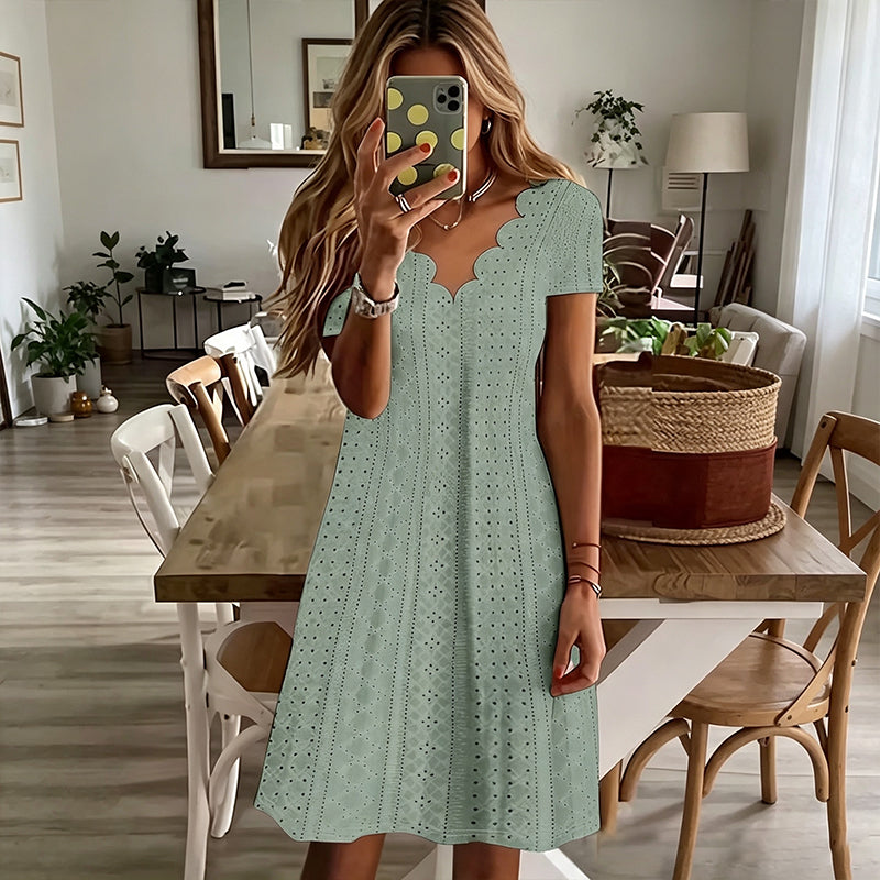 👗Top-Empfehlung - V-Ausschnitt Lochstickerei-Kleid mit Muschelsaum – Leicht & Romantisch für Gartenpartys oder Brunch 🌿