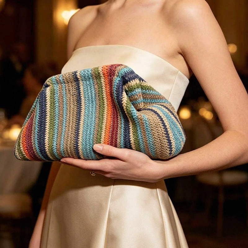 Gestreifte Damen-Clutch aus gewebtem Material